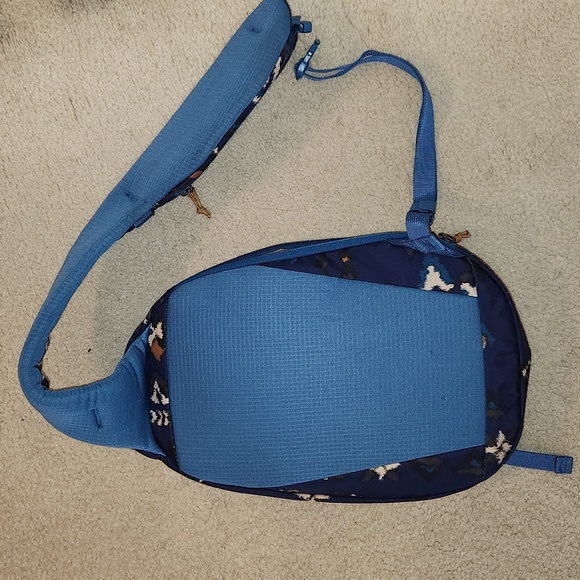 Patagonia Unisex Sling Bag - Picture 3 of 10